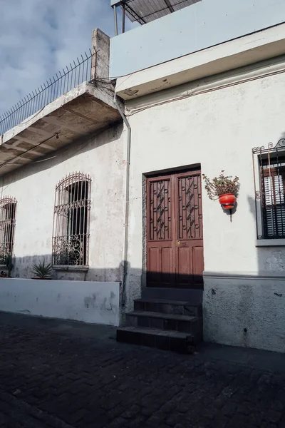 Arequipa Peru Circa 11月2019 青い空と晴れた日にアレキパの中心部に白い壁と植民地時代の建物と小さな狭い通り — ストック写真