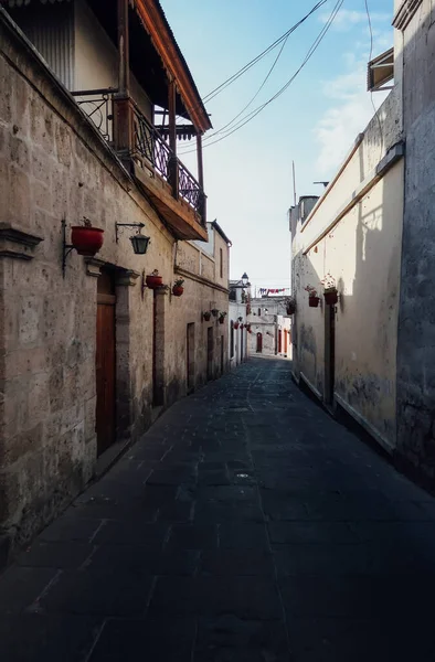 Arequipa Peru Circa 11月2019 青い空と晴れた日にアレキパの中心部に白い壁と植民地時代の建物と小さな狭い通り — ストック写真