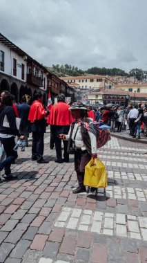 CUSCO, PERU - CIRCA NOVEMBER 2019: Eski şehir Cusco 'daki Plaza de Armas' da İsa 'nın heykelini taşıyan geleneksel geçit töreninde kırmızı pelerinli büyük bir kalabalık.