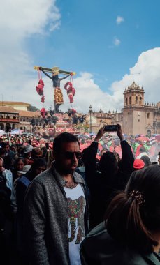 CUSCO, PERU - CIRCA NOVEMBER 2019: Eski şehir Cusco 'daki Plaza de Armas' da İsa 'nın heykelini taşıyan geleneksel geçit töreninde kırmızı pelerinli büyük bir kalabalık.