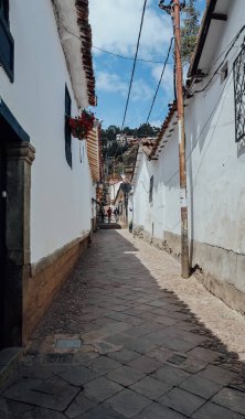 CUSCO, PERU - CIRCA NOVEMBER 2019: Eski Cusco kasabasında eski sömürge evleri olan San Blas mahallesindeki dar kaldırım taşı caddesi.