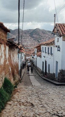 CUSCO, PERU - CIRCA NOVEMBER 2019: Eski Cusco kasabasında eski sömürge evleri olan San Blas mahallesindeki dar kaldırım taşı caddesi.