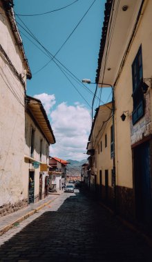 CUSCO, PERU - CIRCA NOVEMBER 2019: Eski Cusco kasabasında eski sömürge evleri olan San Blas mahallesindeki dar kaldırım taşı caddesi.
