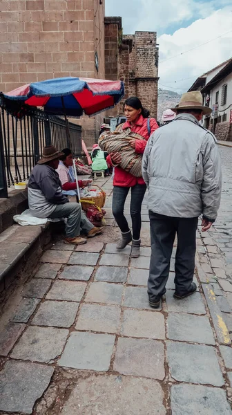 Cusco Peru Circa Novembro 2019 Pessoas Vendedores Ambulantes Paralelepípedos Pequena — Fotografia de Stock
