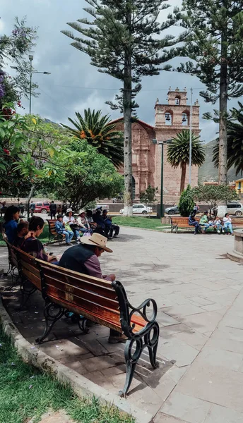 クスコ ペルー Circa 11月2019 人々は曇りの日にクスコ周辺の聖なる谷の山の静かな植民地時代の村のメイン広場で時間を過ごす — ストック写真