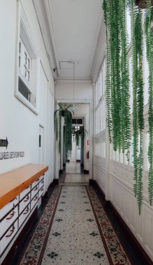 LIMA, PERU - CIRCA NOVEMBER 2019: Lima 'nın eski merkezindeki sömürge tarihi binasının içinde yüksek tavanları ve beyaz duvarları olan salon.