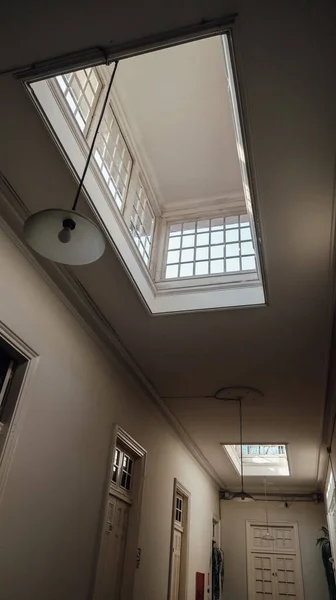 2019年11月11日 利马旧中心的殖民历史建筑内有高高的天花板和白色墙壁的大厅 — 图库照片