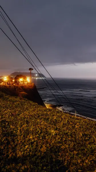 ペルー Circa 11月2019 リマで夜に崖の下の海の景色を望むミラフローレスボードウォーク — ストック写真