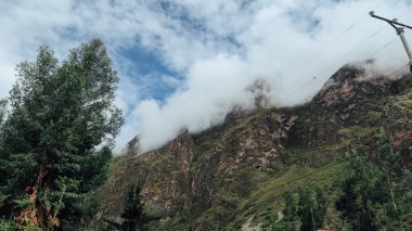 MACHU PICCHU, PERU - CIRCA Kasım 2019: Machu Picchu Pueblo 'ya giden demiryolu boyunca yeşil dağlı manzara.