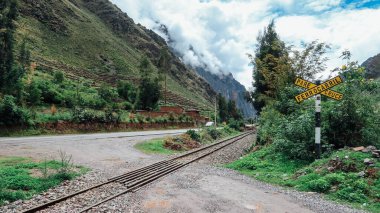 MACHU PICCHU, PERU - CIRCA Kasım 2019: Machu Picchu Pueblo 'ya giden demiryolu boyunca yeşil dağlı manzara.