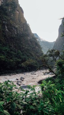MACHU PICCHU, PERU - CIRCA Kasım 2019: Machu Picchu yolu boyunca yeşil dağlar arasındaki hızlı nehir kayıp şehir.