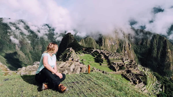 Machu Picchu Pérou Circa Novembre 2019 Fille Aux Cheveux Blonds — Photo