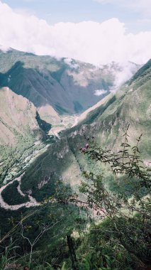 MACHU PICCHU, PERU - CIRCA Kasım 2019: Machu Picchu yolu üzerindeki bulutlarda yeşil dağlı manzaralar.