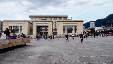 BOGOTA, COLOMBIA - CIRCA Kasım 2019: Bogota 'nın tarihi merkezinde Bolivar Meydanı' ndaki Secretaria de Gobierno binasının modern cephesi.