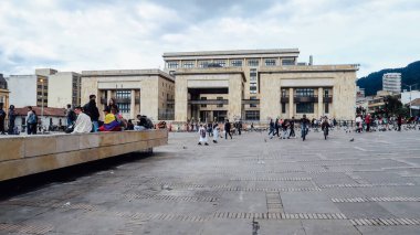 BOGOTA, COLOMBIA - CIRCA Kasım 2019: Bogota 'nın tarihi merkezinde Bolivar Meydanı' ndaki Secretaria de Gobierno binasının modern cephesi.