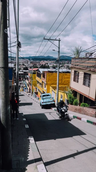 波哥大 科洛莫尼亚 Circa 2019年11月 在波哥大乌萨昆市的La Mariposa贫民窟 街道上用鲜艳的色彩粉刷房屋 — 图库照片