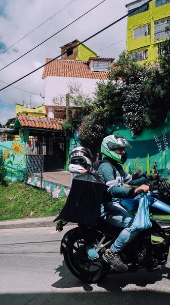 Bogota Colômbia Circa Novembro 2019 Motocicleta Rua Com Casas Pintadas — Fotografia de Stock