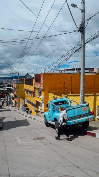 Bogota Colombia Circa November 2019 Klarblå Gammal Lastbil Nära Hus — Stockfoto