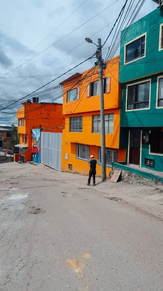 Bogota Colombia Circa November 2019 Straat Met Huizen Geschilderd Feloranje — Stockfoto