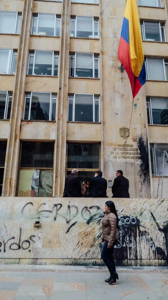 Bogota Colombia Circa 11月2019 ボゴタでの大量抗議の後 コロンビアの国旗と塗料の痕跡を持つ情報通信技術省の建物の外観 — ストック写真