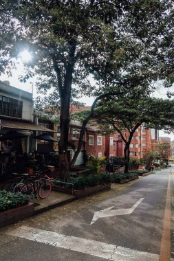 BOGOTA, COLOMBIA - CIRCA Kasım 2019: Bogota 'nın merkezindeki Chapinero Mahallesi' nde sokak ve bina.