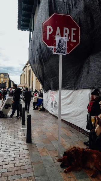 Bogota Colombia Circa 11月2019 ボゴタの中心部にあるラ カンデラリア活気のある古い歴史地区の狭い通りに植民地時代の建物 — ストック写真