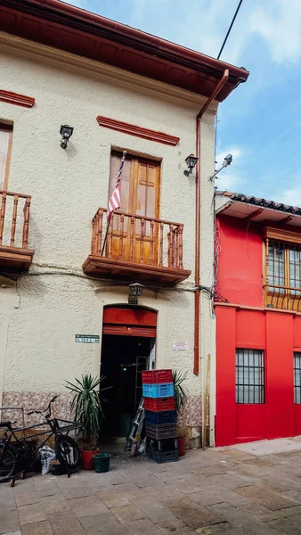 Bogota Colombia Circa Novembre 2019 Edifici Coloniali Sulla Stretta Strada — Foto Stock