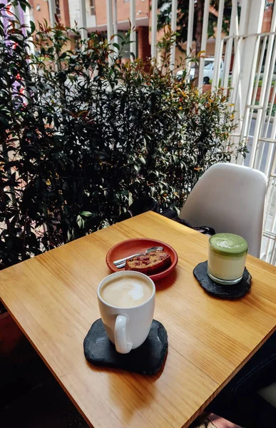 Bogota Colômbia Circa Novembro 2019 Latte Matcha Cappuccino Bolo Para — Fotografia de Stock