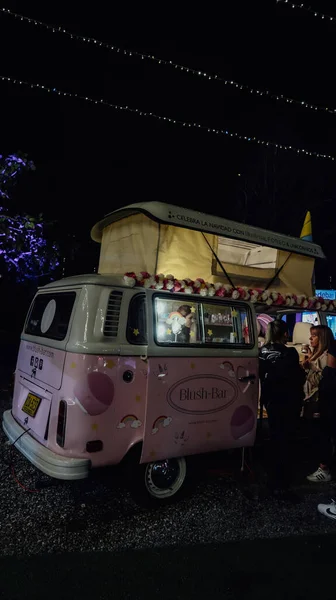 Bogota Kolumbien Circa Dezember 2019 Pinkfarbener Foodtruck Mit Festlicher Dekoration — Stockfoto