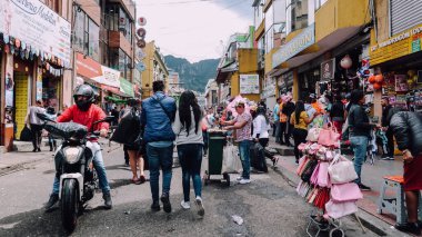 BOGOTA, COLOMBIA - CIRCA NOVEMBER 2019: Bulutlu bir günde Bogota 'nın merkezinde piyasada olan insan kalabalığı.