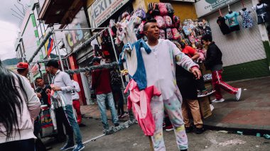 BOGOTA, COLOMBIA - CIRCA NOVEMBER 2019: Bulutlu bir günde Bogota 'nın merkezinde piyasada olan insan kalabalığı.