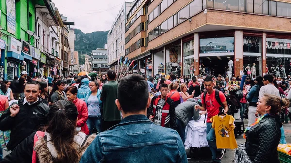 Bogota Colombia Circa 11月2019 曇りの日にボゴタの中心部の市場で人々の群衆 — ストック写真