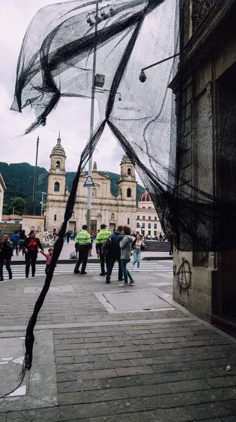 波哥大 科洛莫尼亚 Circa 2019年11月 位于波哥大玻利瓦尔广场的塔堡小礼拜堂的立面被黑网覆盖 以保护人们免受抗议者的攻击 — 图库照片