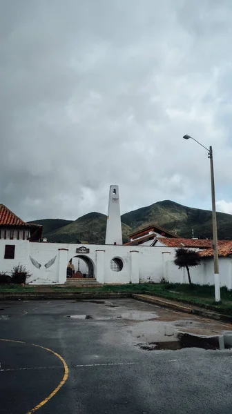 Guatavita Kolombie 2019 Budovy Malované Bílou Barvou Starém Koloniálním Městě — Stock fotografie