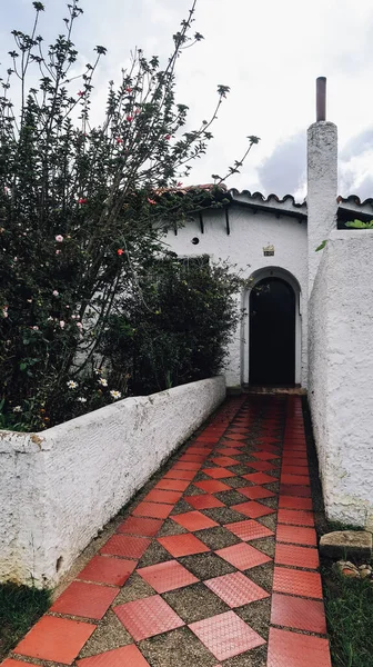 Guatavita コロンビア 11月28 2019 曇りの日にGuatavita旧植民地時代の町の植物や茂みと花壇で白い色で描かれた建物の入り口 — ストック写真