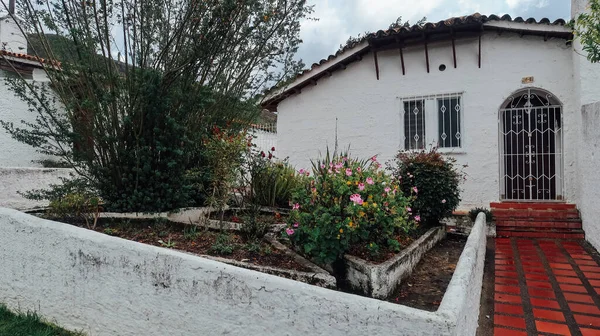 Guatavita コロンビア 11月28 2019 曇りの日にGuatavita旧植民地時代の町の植物や茂みと花壇で白い色で描かれた建物の入り口 — ストック写真