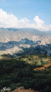 SANTANDER, COLOMBIA - CRCA Aralık 2019: Bulutlu bir gökyüzü ile güneşli bir günde doğal manzara ve Chicamocha Kanyonu 'nun dağları.