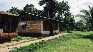LETİKYA, AMAZONAS, KOLOMBİYA - CRCA Aralık 2019: Ormanlardaki Amazon yerleşim bölgesindeki fakir binalar.
