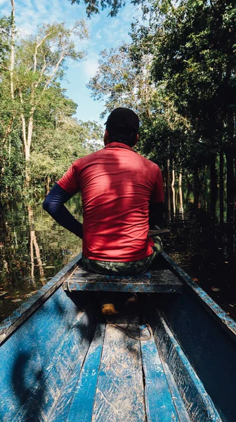Летисия Амазонас Коломбия Circa Decem2019 Мужчина Красной Рубашке Сидит Вершине — стоковое фото