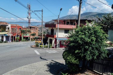MEDELLİN, COLOMBIA - CIRCA JANUARY 2020: Medellin 'de güneşli bir günde renkli binaların bulunduğu merkez mahallede sokak.