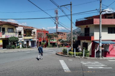 MEDELLİN, COLOMBIA - CIRCA JANUARY 2020: Medellin 'de güneşli bir günde renkli binaların bulunduğu merkez mahallede sokak.