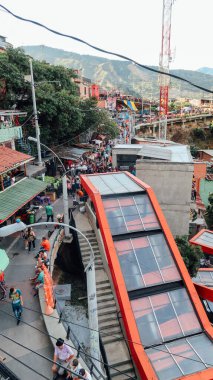 MEDELLİN, COLOMBIA - CIRCA JANUARY 2020: Ünlü varoş mahallesinde turuncu çatılı elektrikli merdivenler Comuna 13.