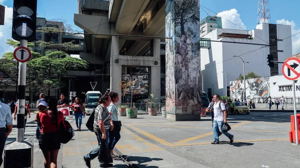 Medellin Colombia Circa 2020年1月 晴れた日にメデジンのカラフルな建物と中心部の街の人々 — ストック写真