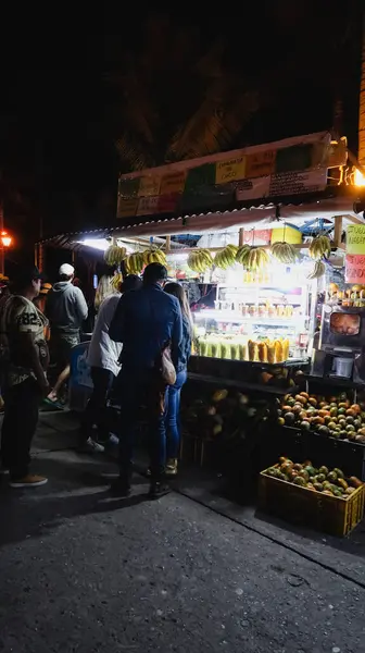 Salento Colombia Circa 2020年1月 人々は夜にサレントのメイン広場にあるプラスチック製のカップに新鮮な果物を入れて食品市場を歩く — ストック写真
