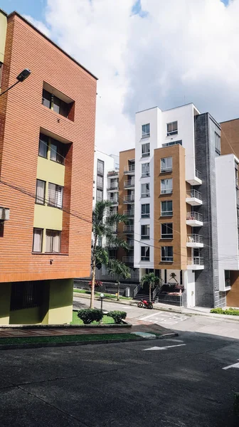 ARMENIA, COLOMBIA - CIRCA JANUARY 2020: Ermenistan 'da bulutlu gökyüzüne sahip modern binaları olan zengin mahalle.