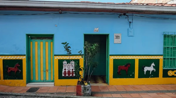Guatape Colombia Circa Styczeń 2020 Tradycyjne Unikalne Zdobione Wizerunkami Koni — Zdjęcie stockowe