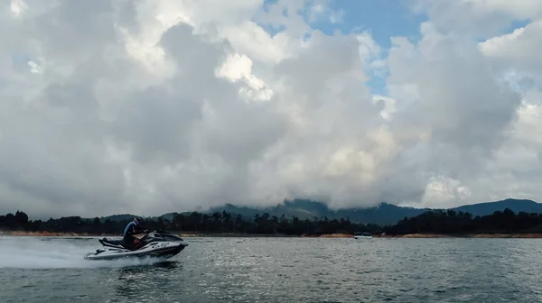 Guatape Colombia Circa January 2020 구름낀 호수와 섬들을 항해하는 — 스톡 사진