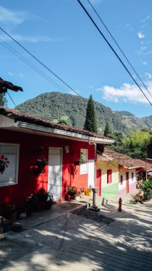 JARDIN, COLOMBIA - CIRCA JANUARY 2020: Antioquia 'nın küçük Jardin kasabasındaki dağların manzaralı geleneksel binalar.
