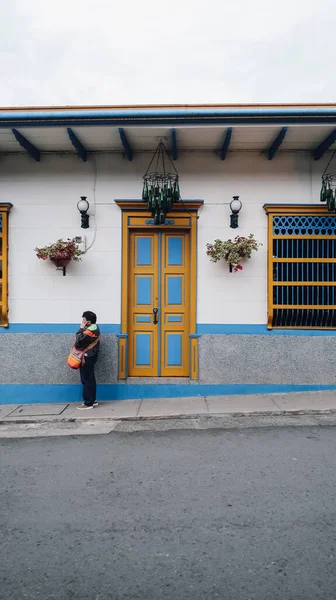 Jardin Colombia Circa 2020年1月 アンティオキアの山の中の小さな町Jardinのカラフルな通りに伝統的な建物の外観の明るい塗装の詳細 — ストック写真