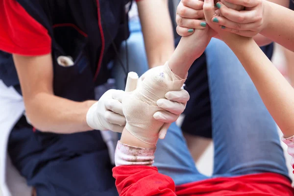 Hand bandaging. First aid training. — Stock Photo, Image